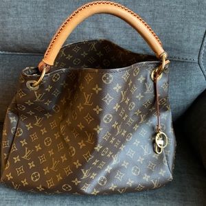 Lv Artsy Weekend sale 💕💕